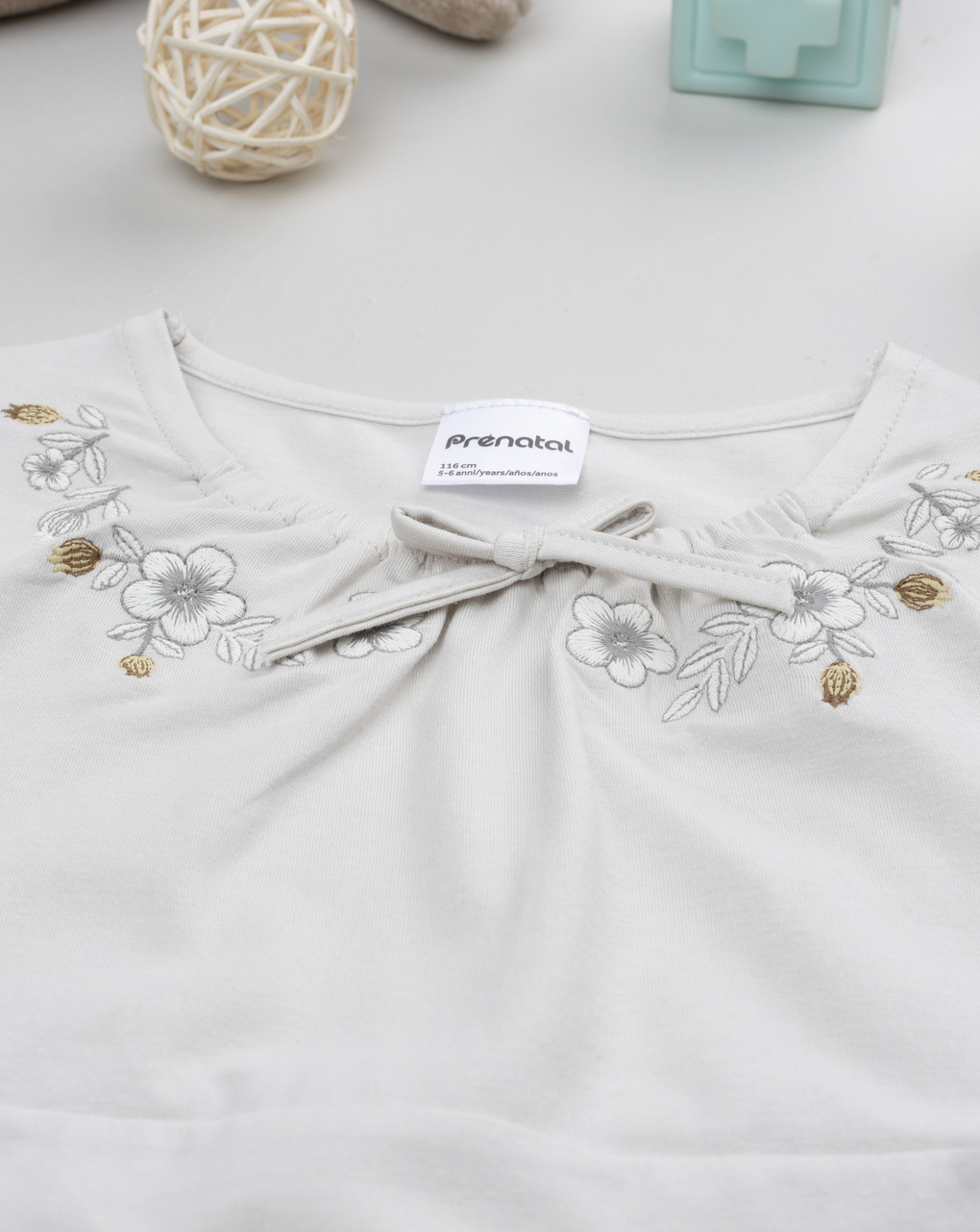 T-shirt beige bimba con collo ricamato