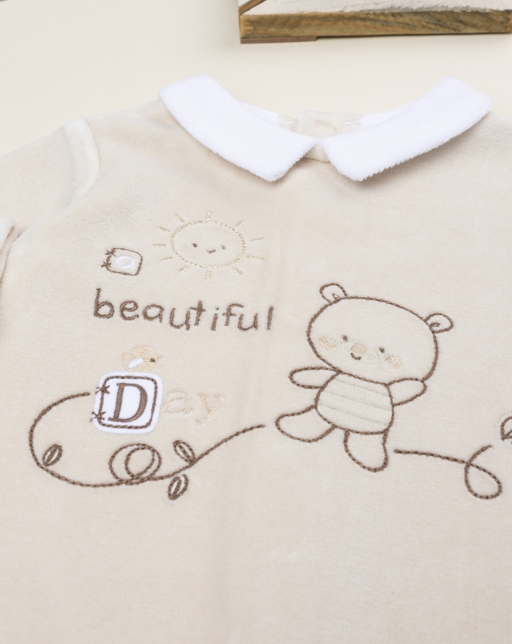 Tutina neonato beige con ricami