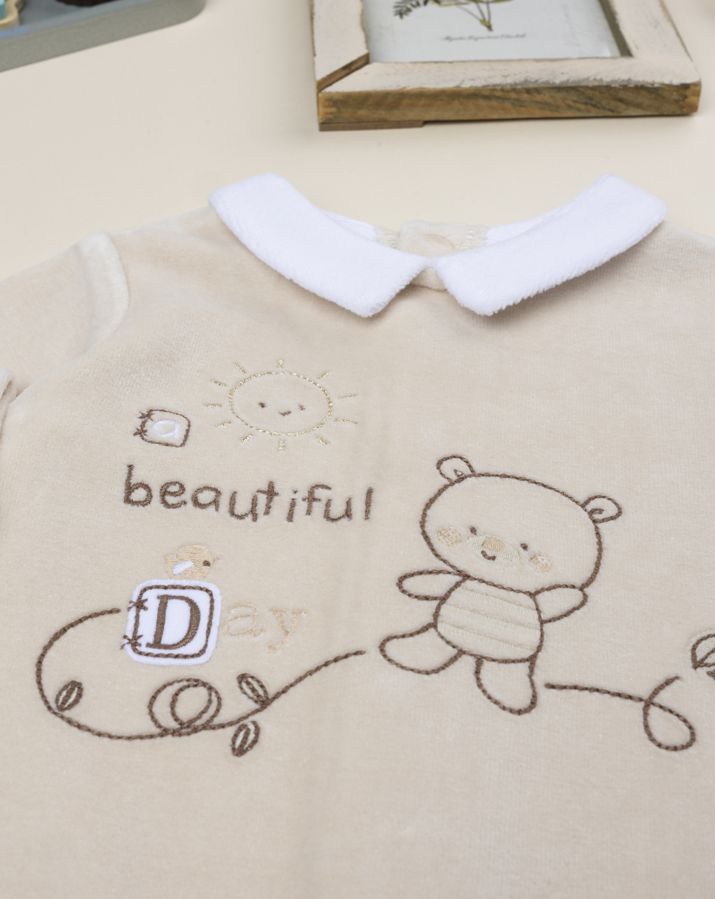 Tutina neonato beige con ricami