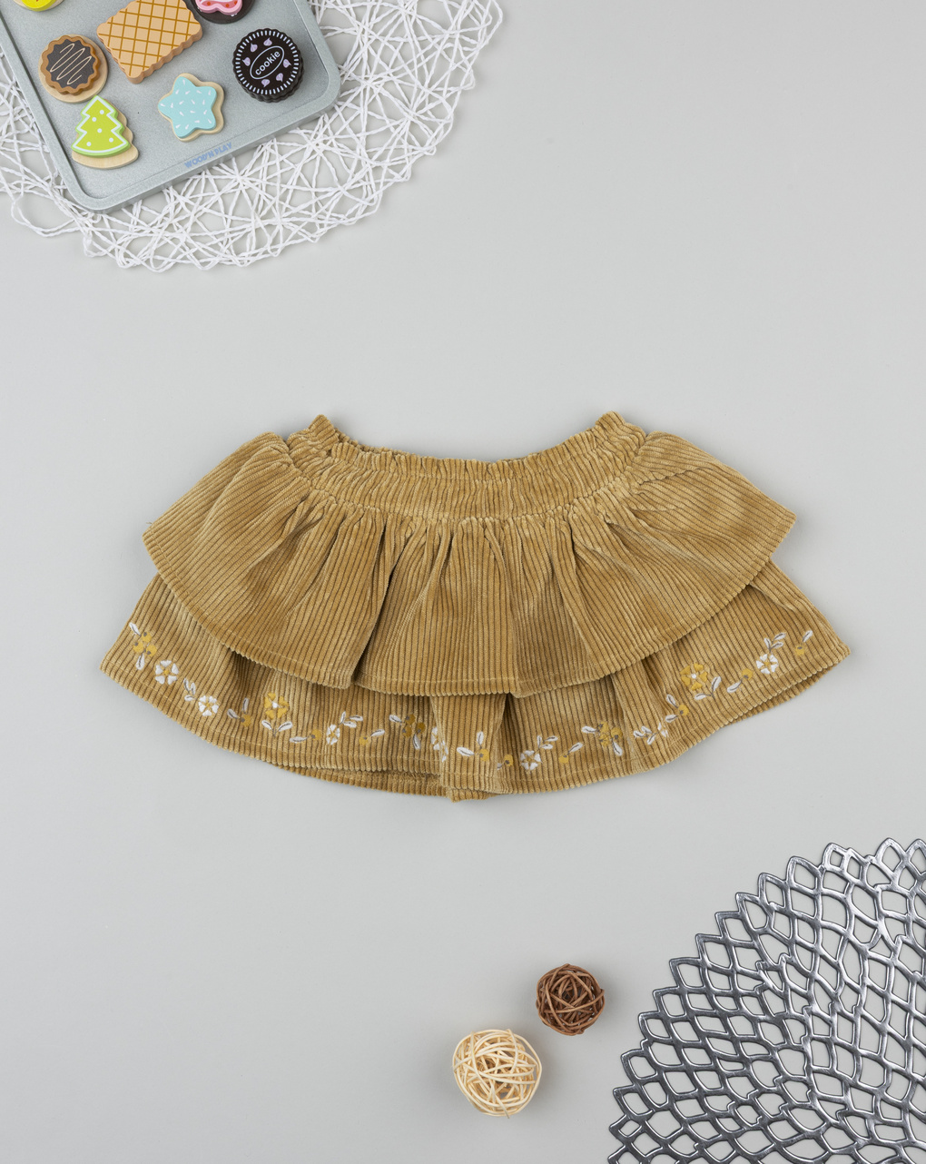 Gonna bimba in velluto marrone con ricami