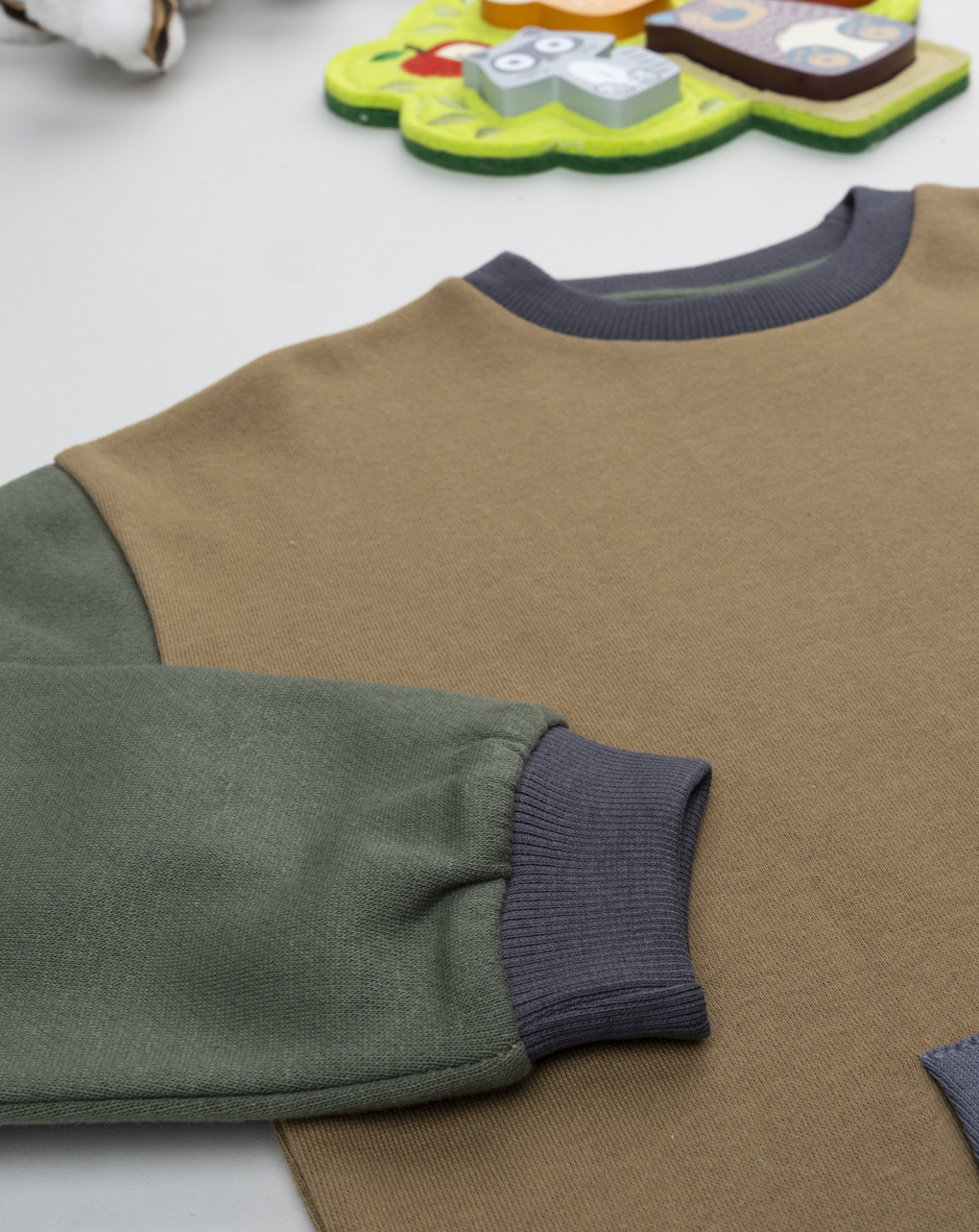 Felpa bimbo color block marrone