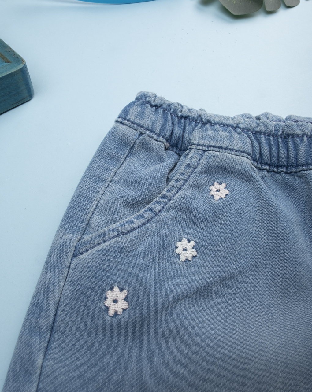 Pantalone bimba denim chiaro fiori ricamati