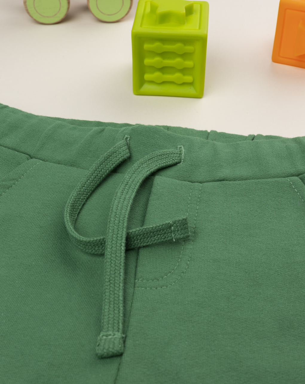 Pantalone bambino verde stampa in rilievo