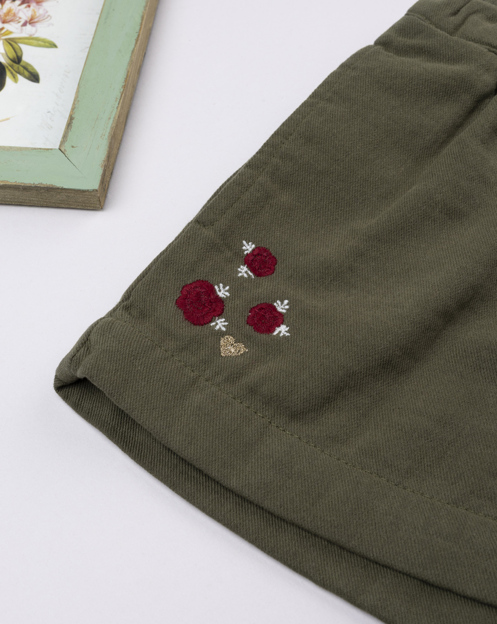 Shorts bimba verde con ricami