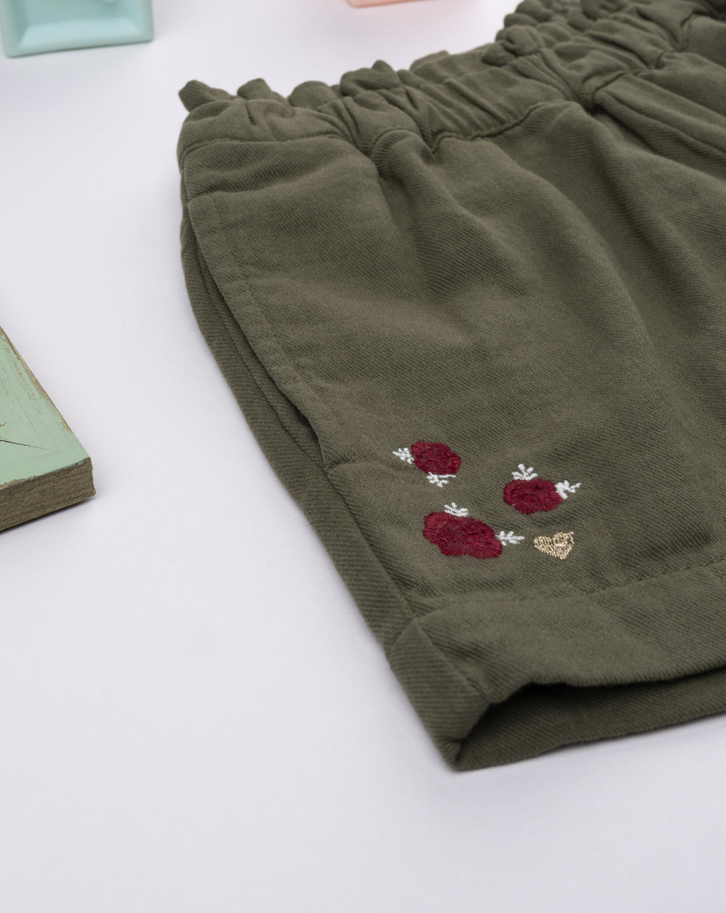 Shorts bimba verde con ricami