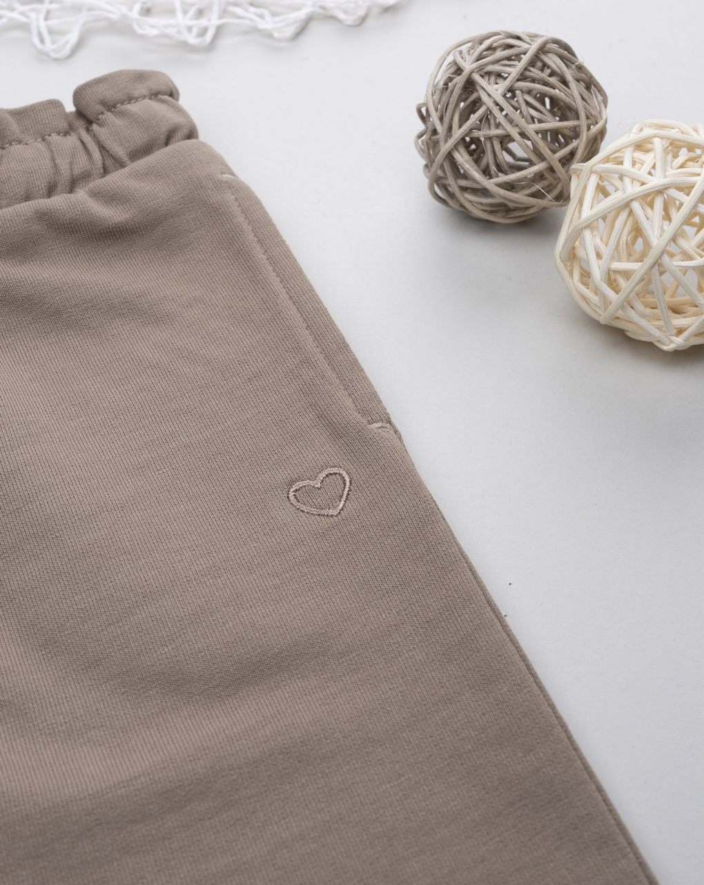 Pantalone bimba marrone cuore ricamato