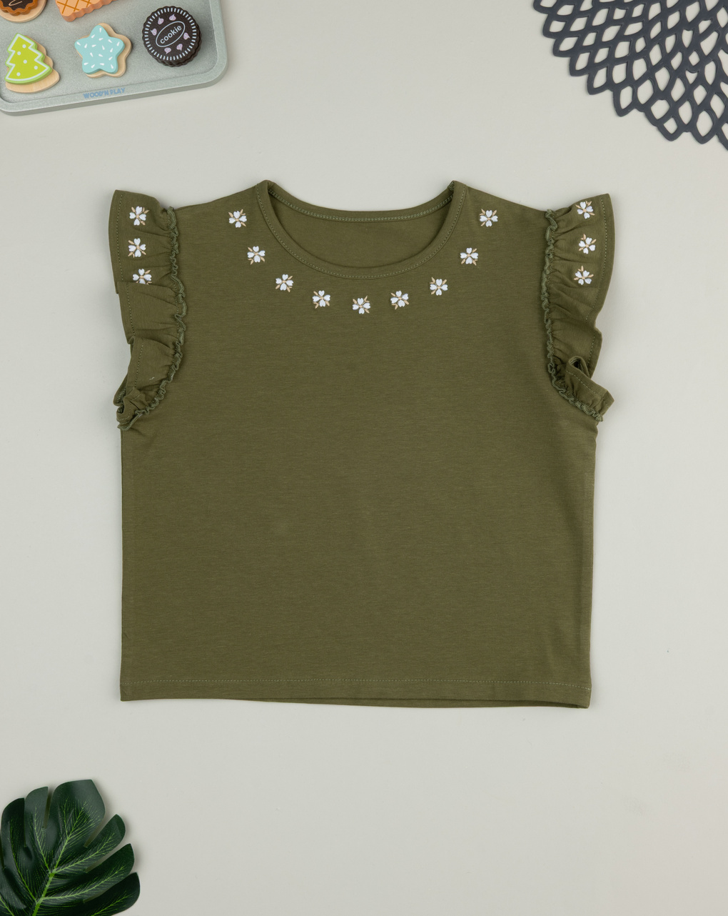 T-shirt verde bambina fiori ricamati