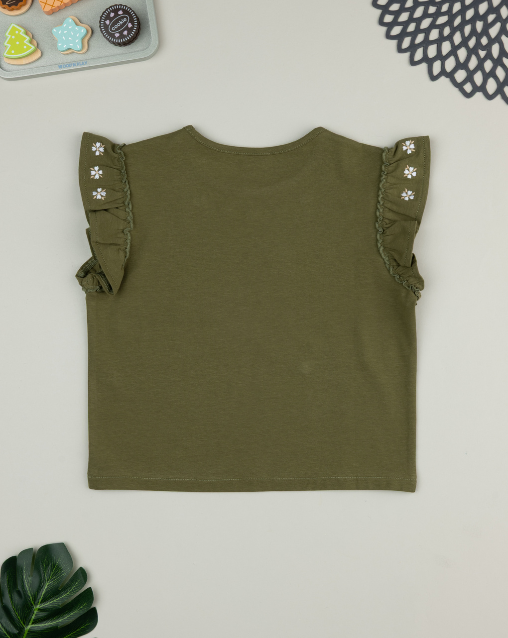 T-shirt verde bambina fiori ricamati