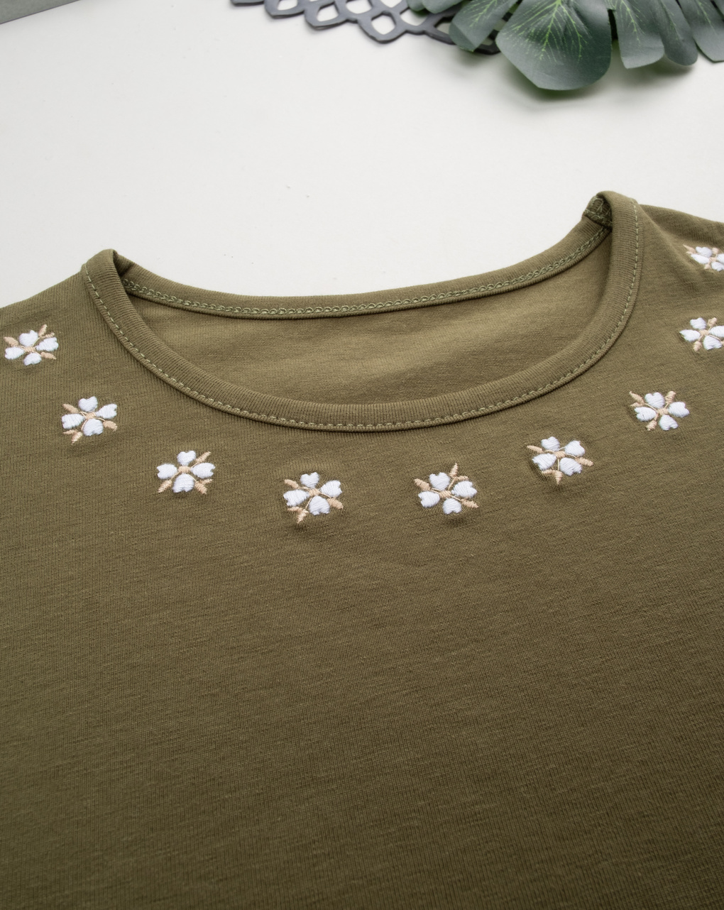 T-shirt verde bambina fiori ricamati