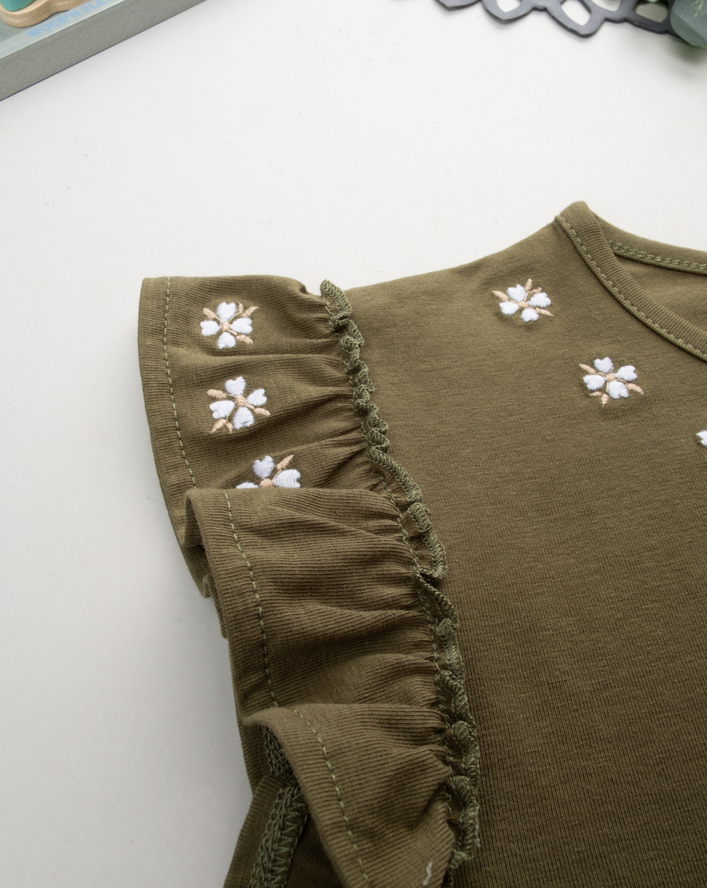 T-shirt verde bambina fiori ricamati