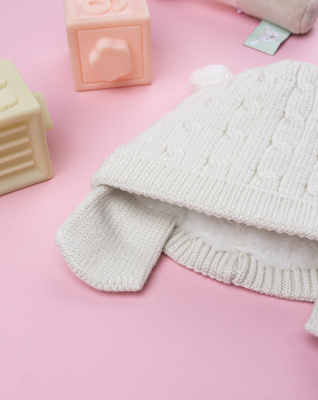 Cappello in tricot beige con orecchie