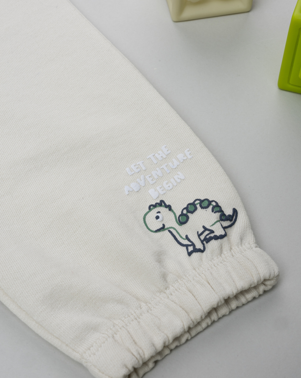 Pantalone bimbo beige stampa rilievo