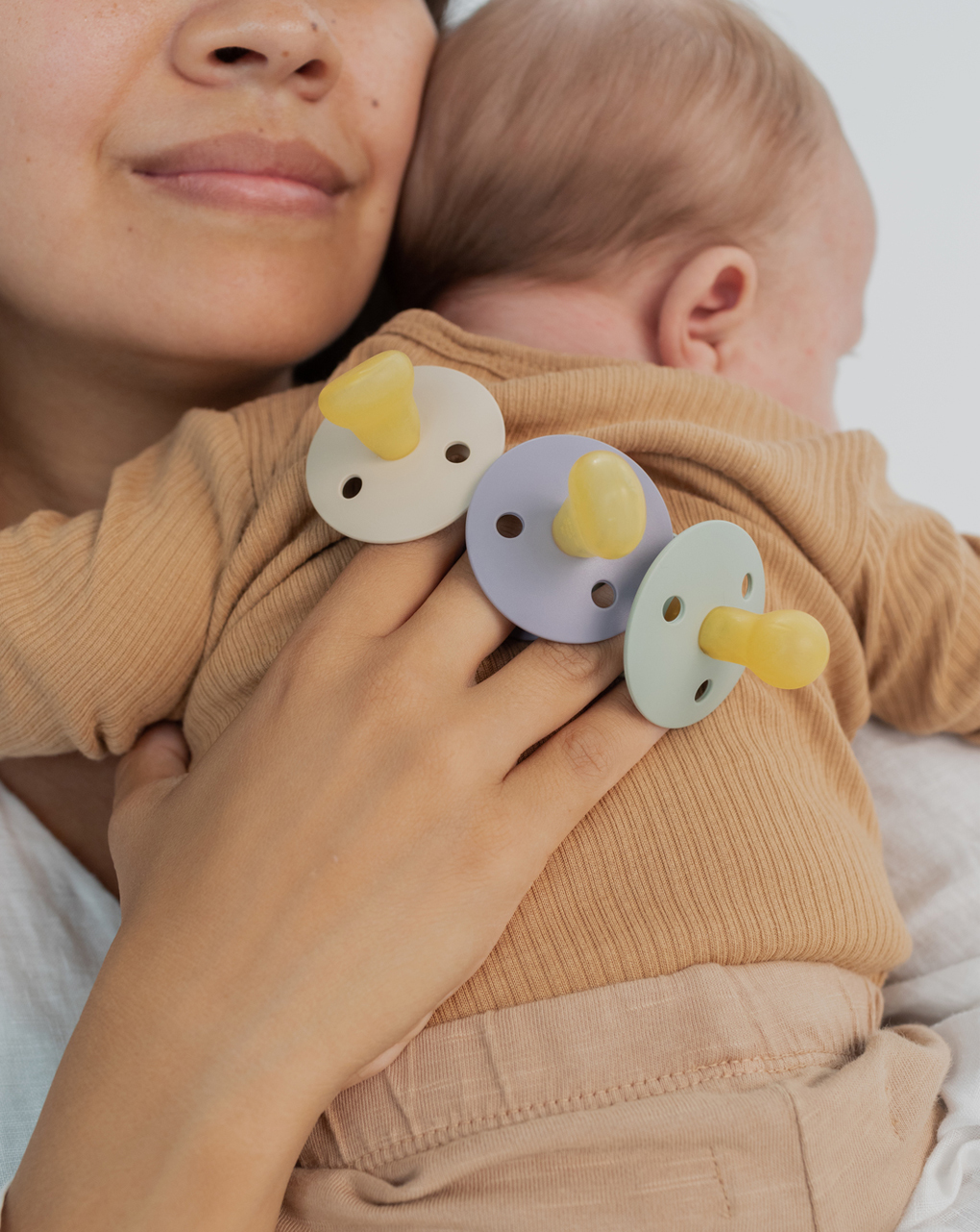 Set 2 ciucci tettarella anatomica in gomma naturale 6/18 mesi - colore vaniglia e cloud - bibs