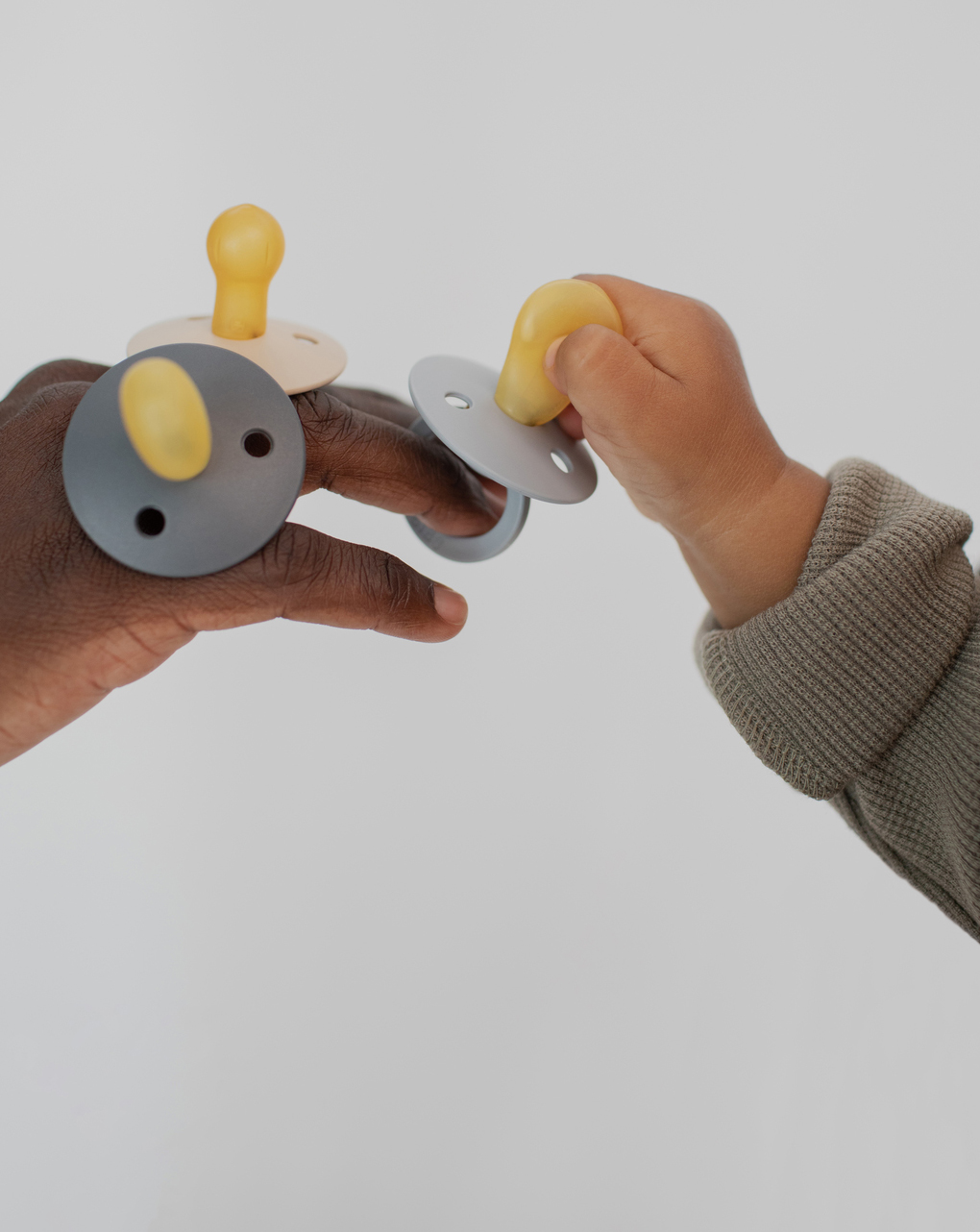 Set 2 ciucci tettarella anatomica in gomma naturale 6/18 mesi - colore vaniglia e cloud - bibs