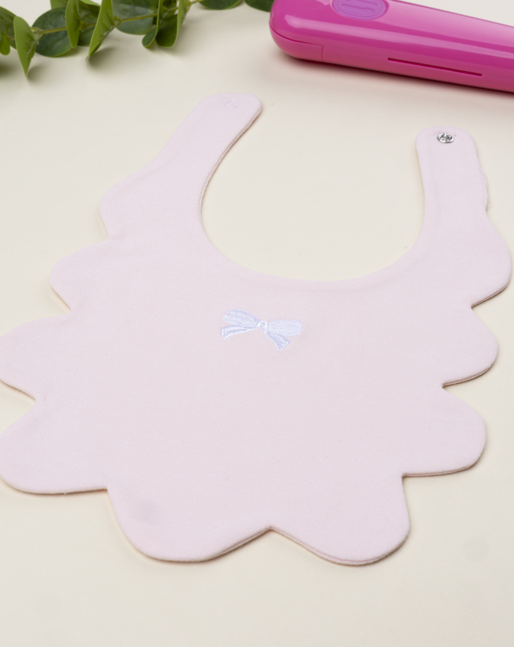 Bavaglino bimba rosa ricamo fiocco