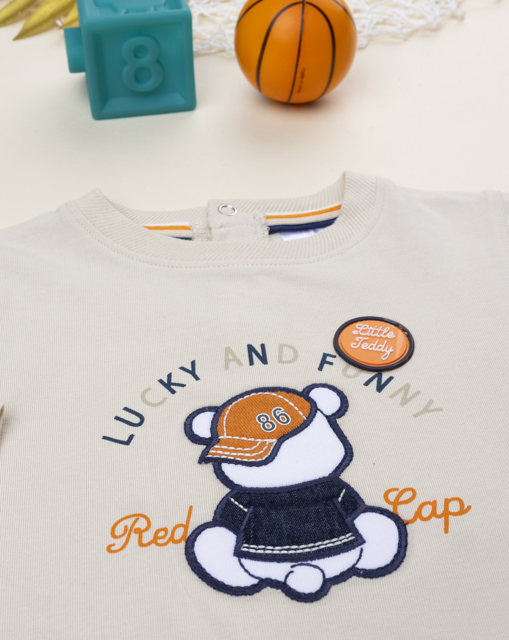 T-shirt bimbo beige stampa basket