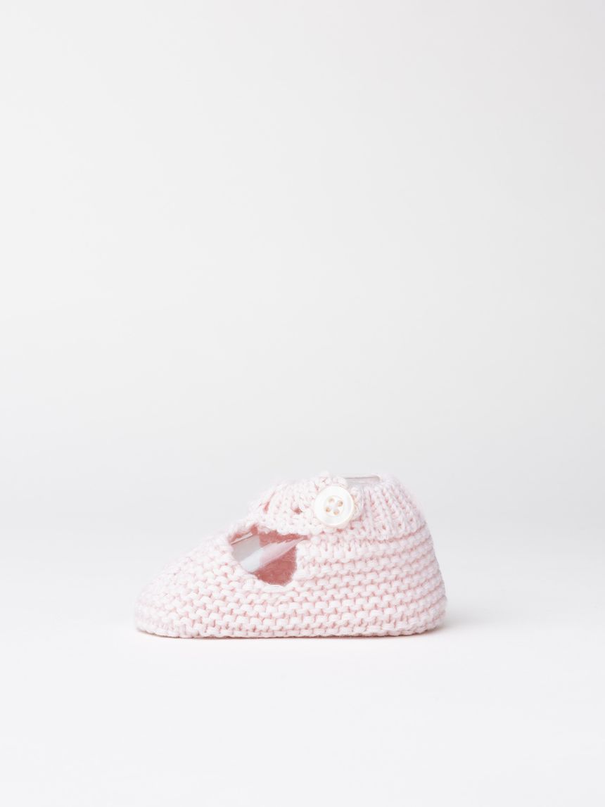 Scarpine neonata in maglia rosa con bottone