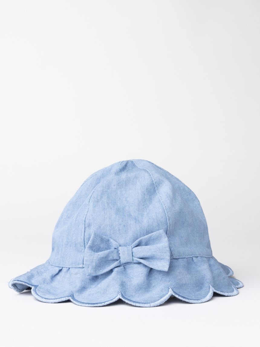 Cappello bimba denim chiaro con bordo smerlato e fiocco