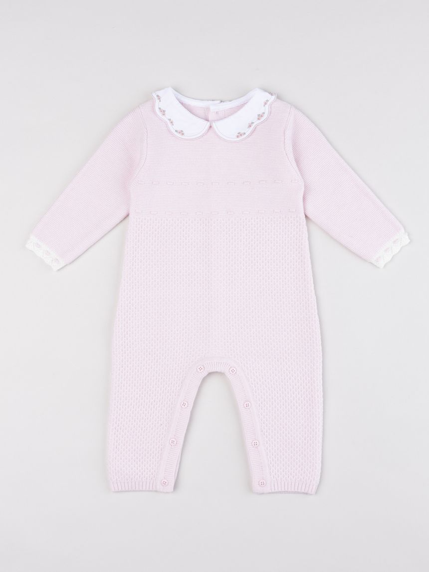Pagliaccetto neonata in maglia rosa con colletto ricamato a fiori