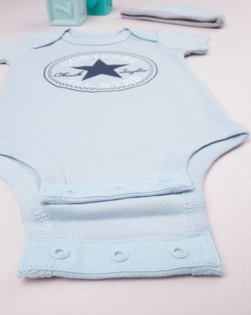 Set 3 pezzi converse neonato cappellino + body + scarpe