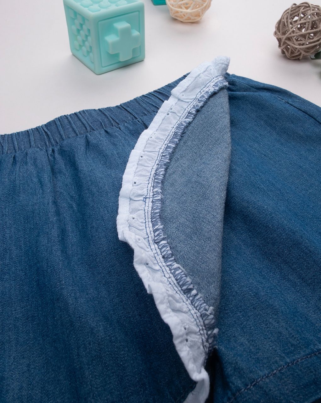 Shorts chambray con frill in sangallo