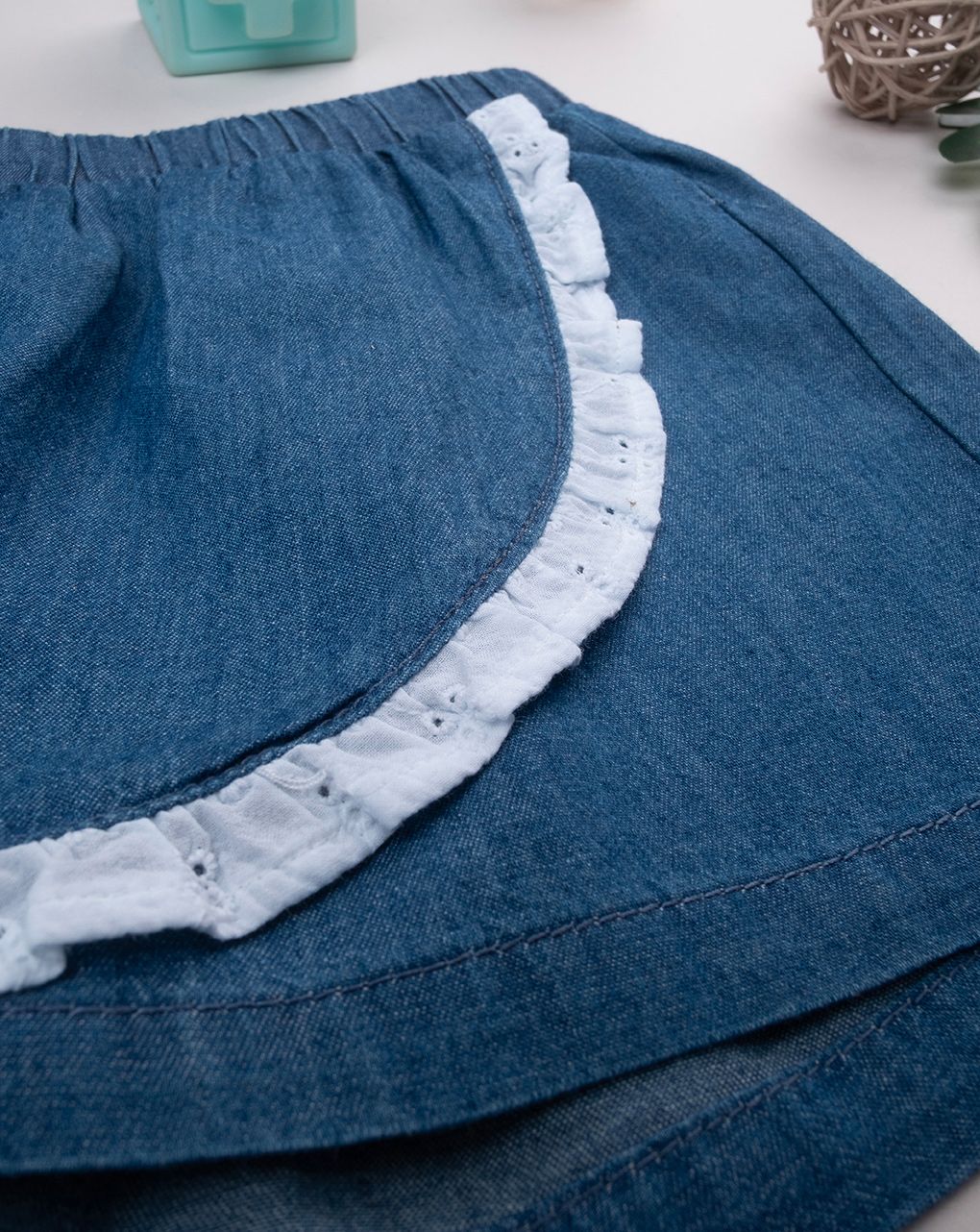 Shorts chambray con frill in sangallo