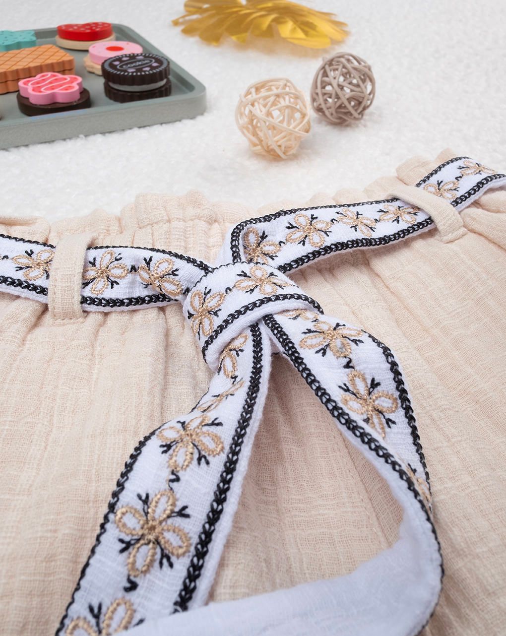 Shorts beige bambina con cintura