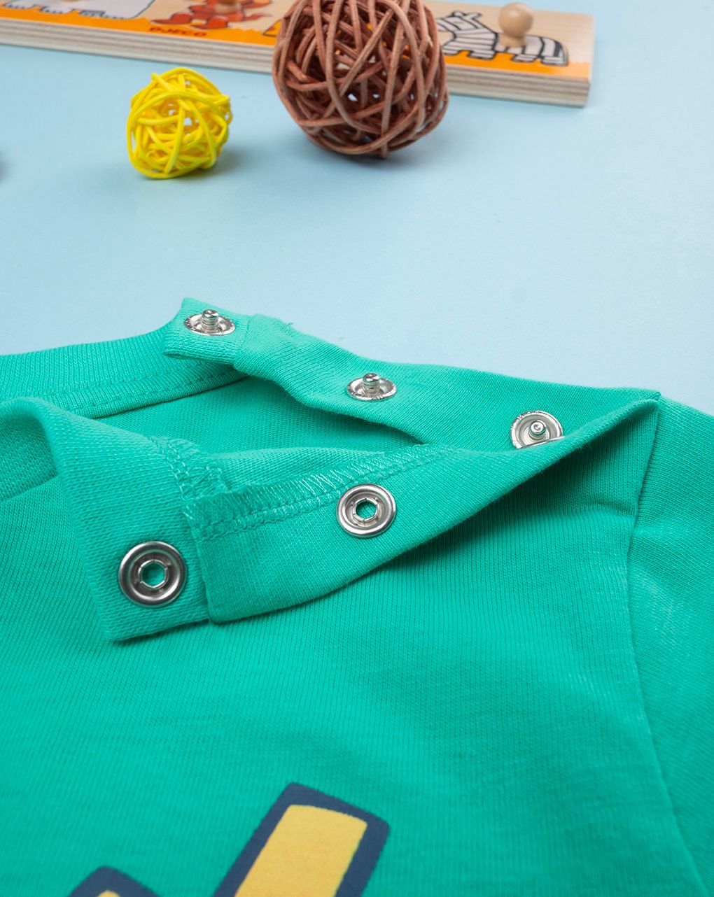 T-shirt bimbo verde stampata