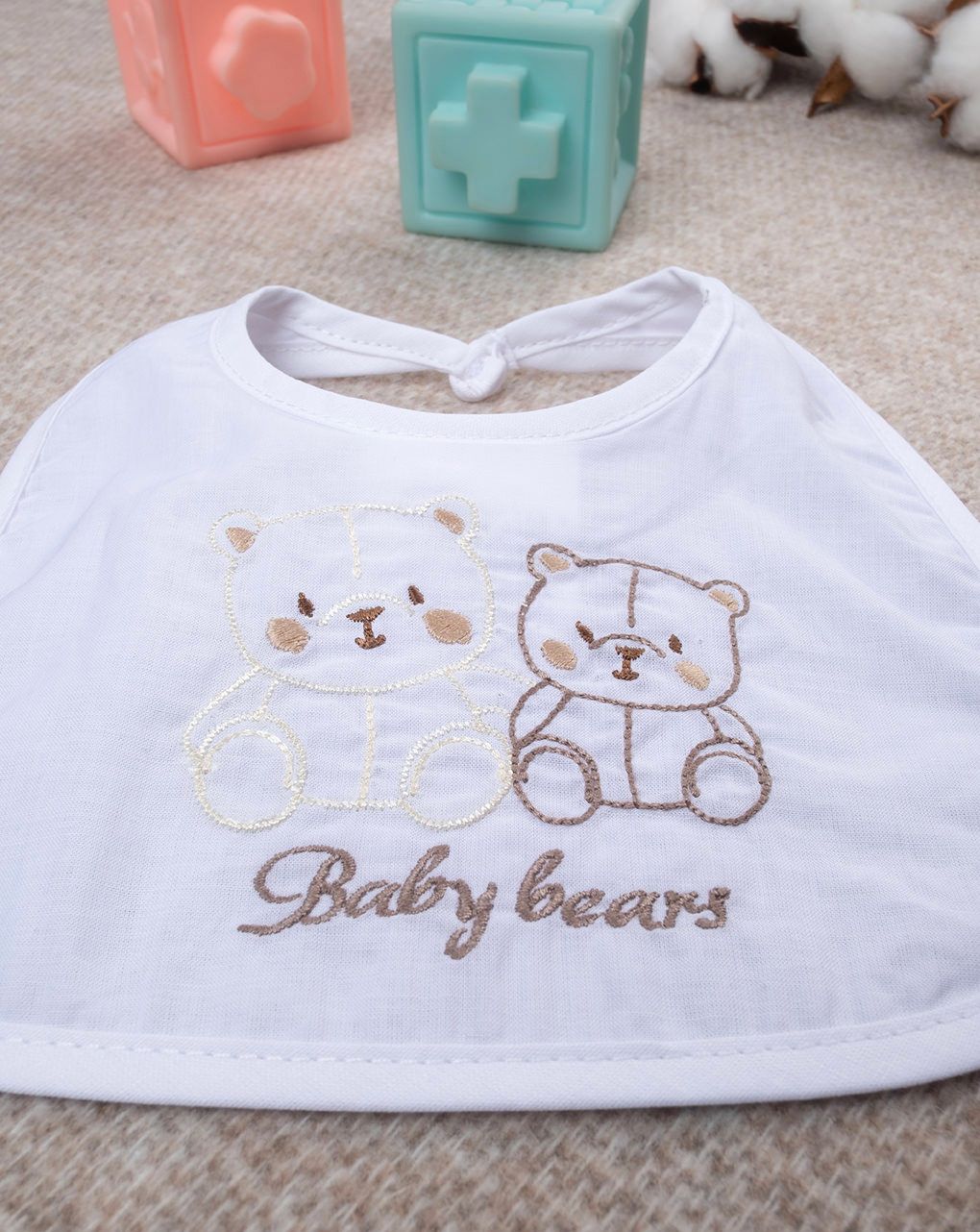 Bavaglino in mussola con ricamo