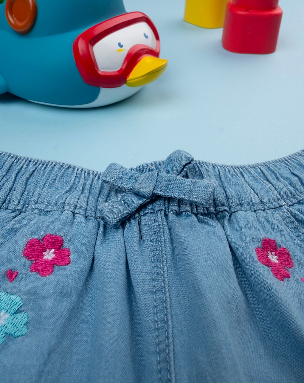 Shorts chambray bimba con ricami