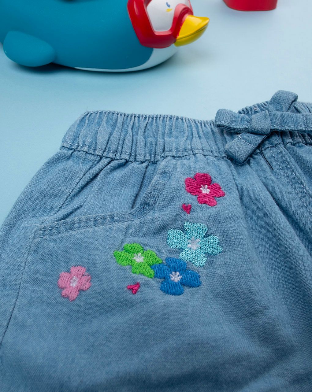 Shorts chambray bimba con ricami