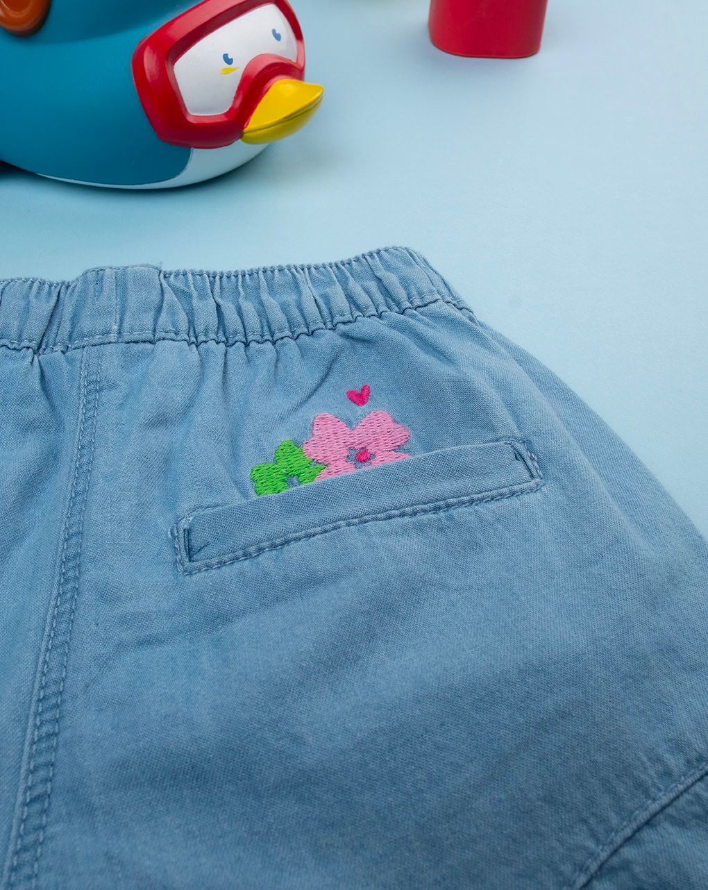 Shorts chambray bimba con ricami