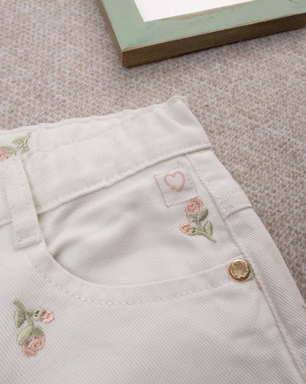 Shorts bimba panna con tulipani
