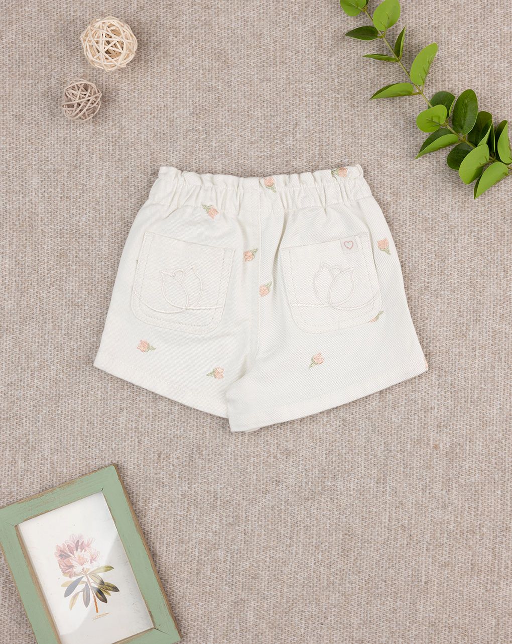 Shorts bimba panna tulipani ricamati