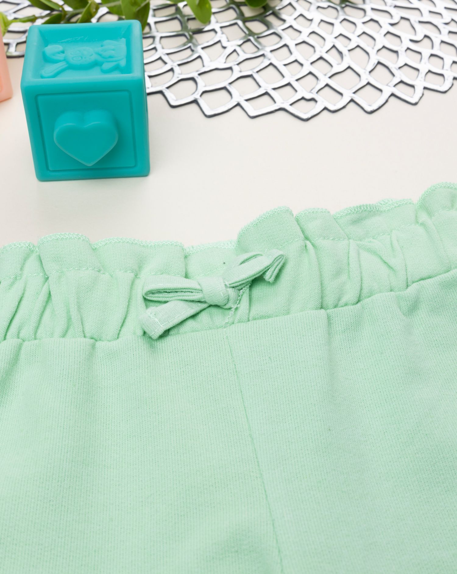 Shorts bimba verde con stampa