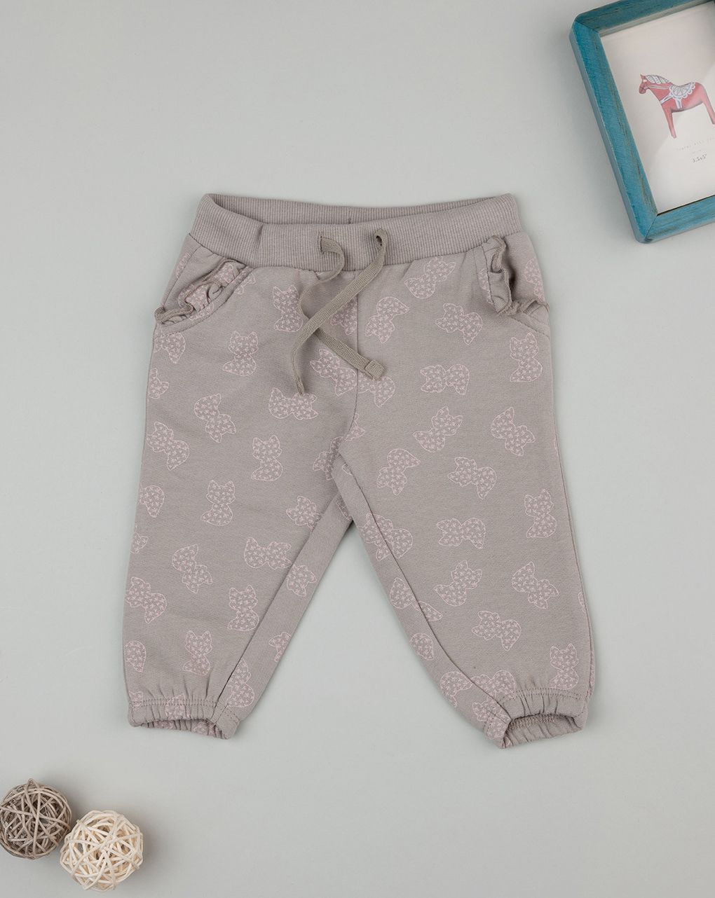 Pantaloni beige bimba con allover e ruches