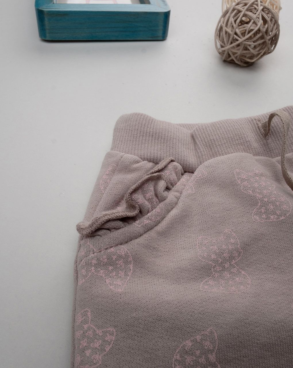 Pantaloni beige bimba con allover e ruches