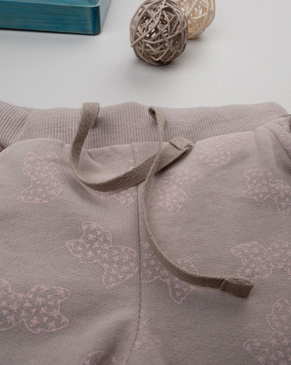 Pantaloni beige bimba con allover e ruches