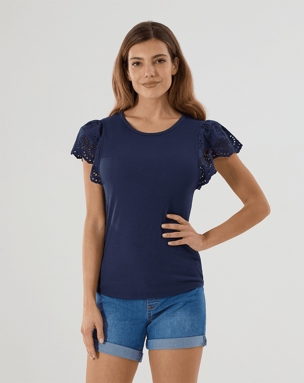 T-shirt blu con maniche sangallo