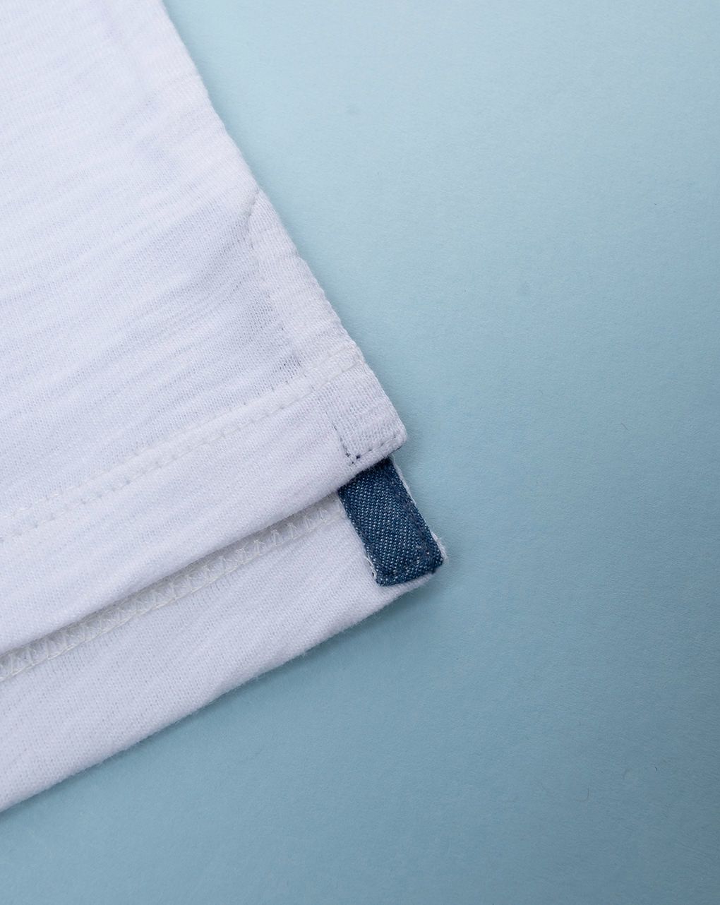 T-shirt bimbo bianca con taschino