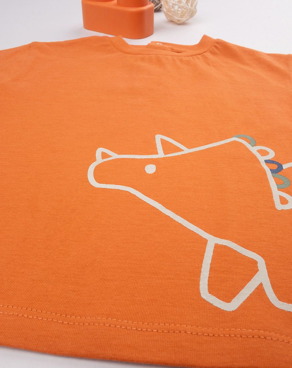 T-shirt bimbo arancione stampa triceratopo