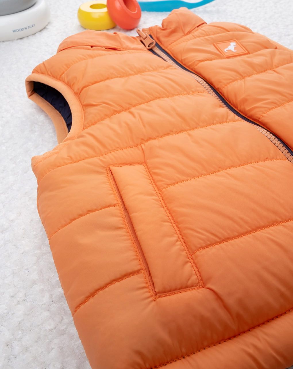 Piumino smanicato bimbo arancione