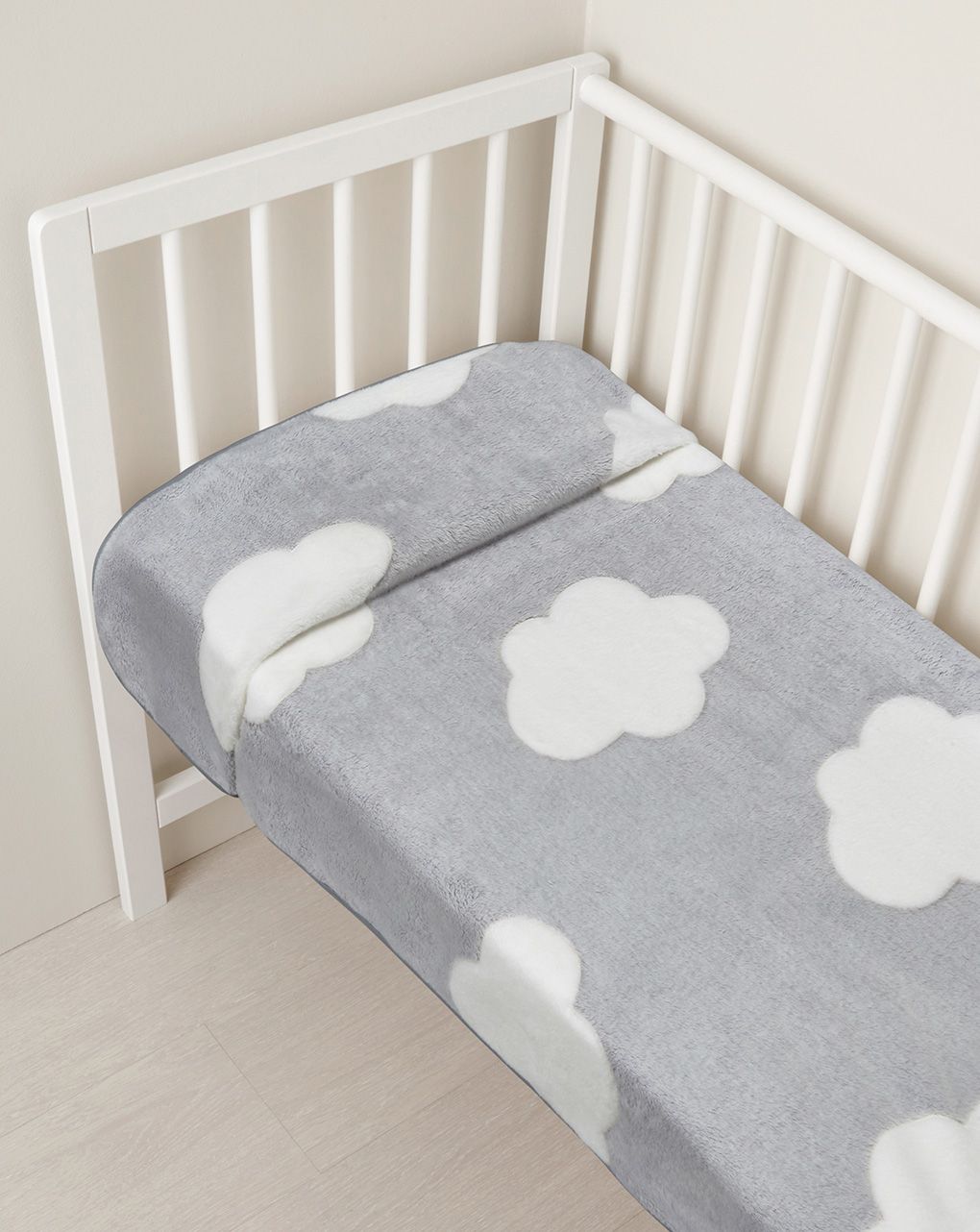 Coperta per culla in finta pelliccetta grigio con nuvole bianche