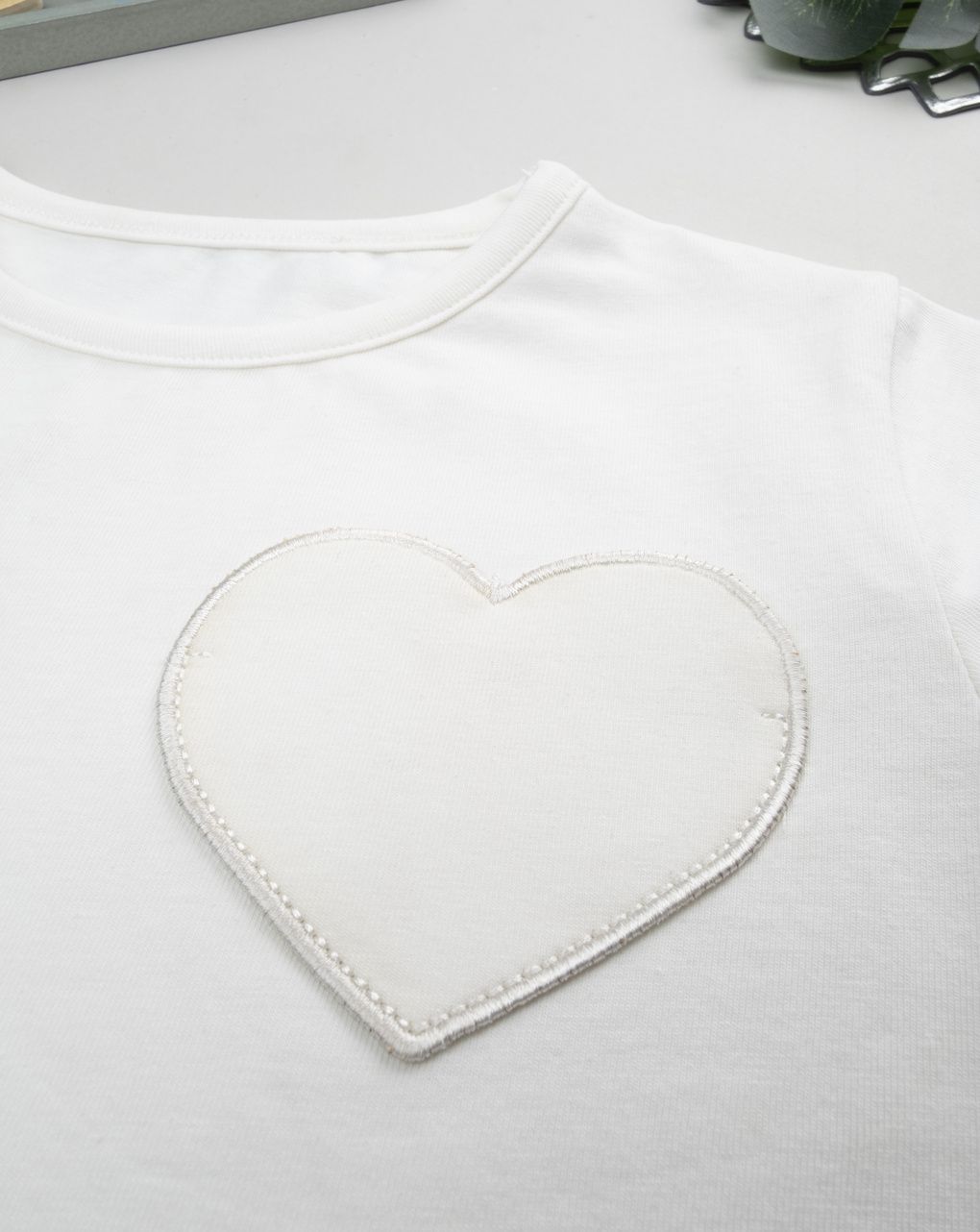 T-shirt bimba panna patch cuore