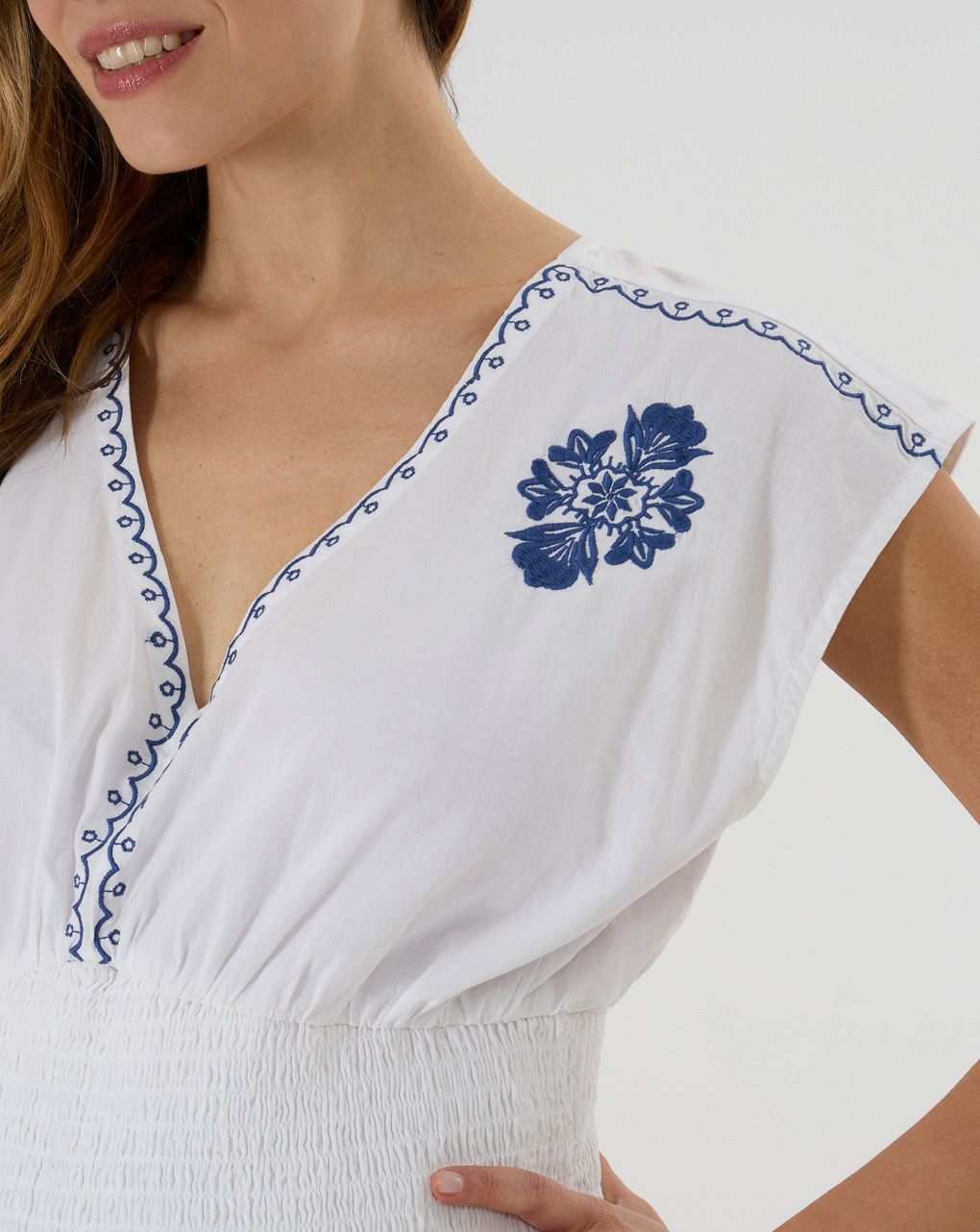 Blusa premaman bianca con ricami