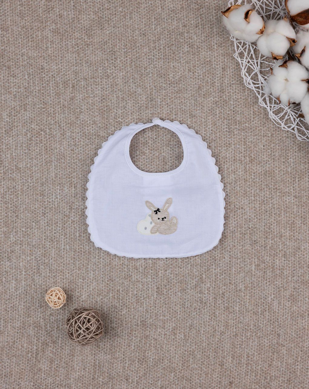 Bavaglino in mussola con ricamo coniglietto