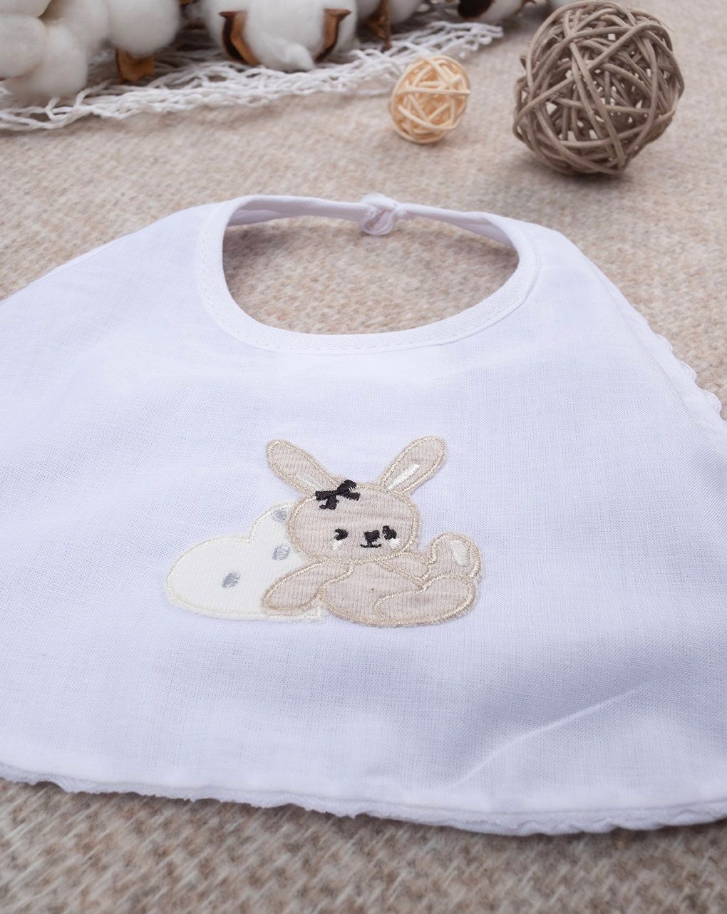 Bavaglino in mussola con ricamo coniglietto