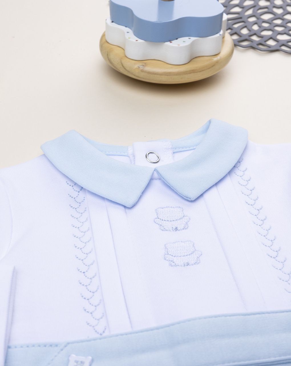 Tutina bimbo bicolor bianco/azzurro con ricamo