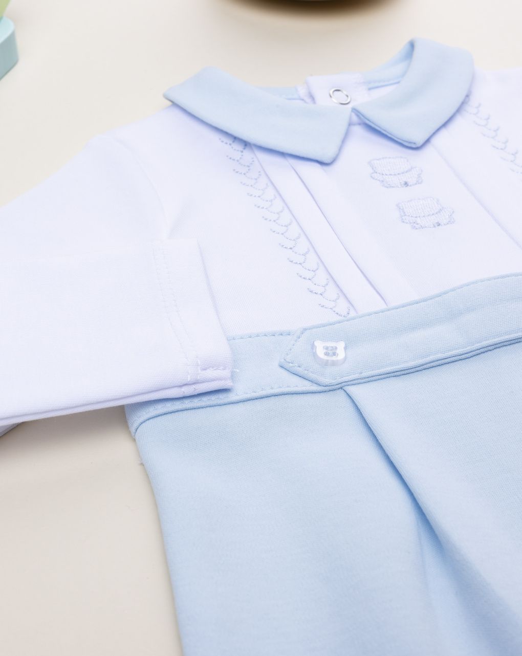 Tutina bimbo bicolor bianco/azzurro con ricamo
