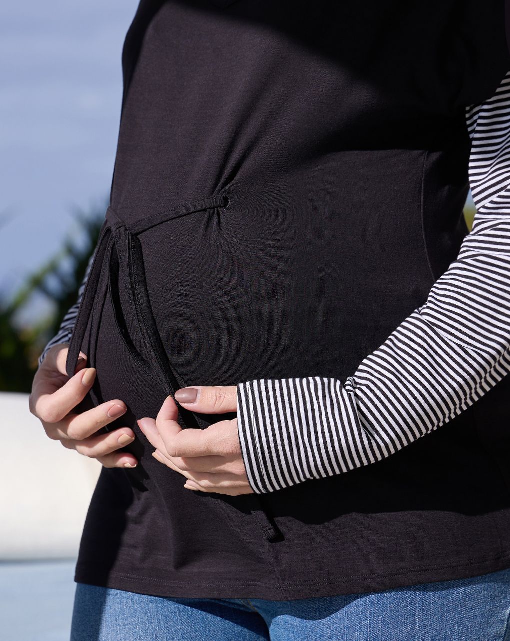 T-shirt premaman nera con fantasia righe